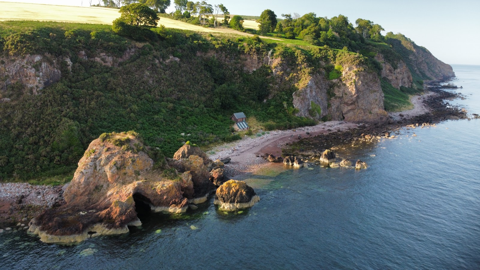 Macfarquhar's Bed Beach的照片 带有宽敞的海岸