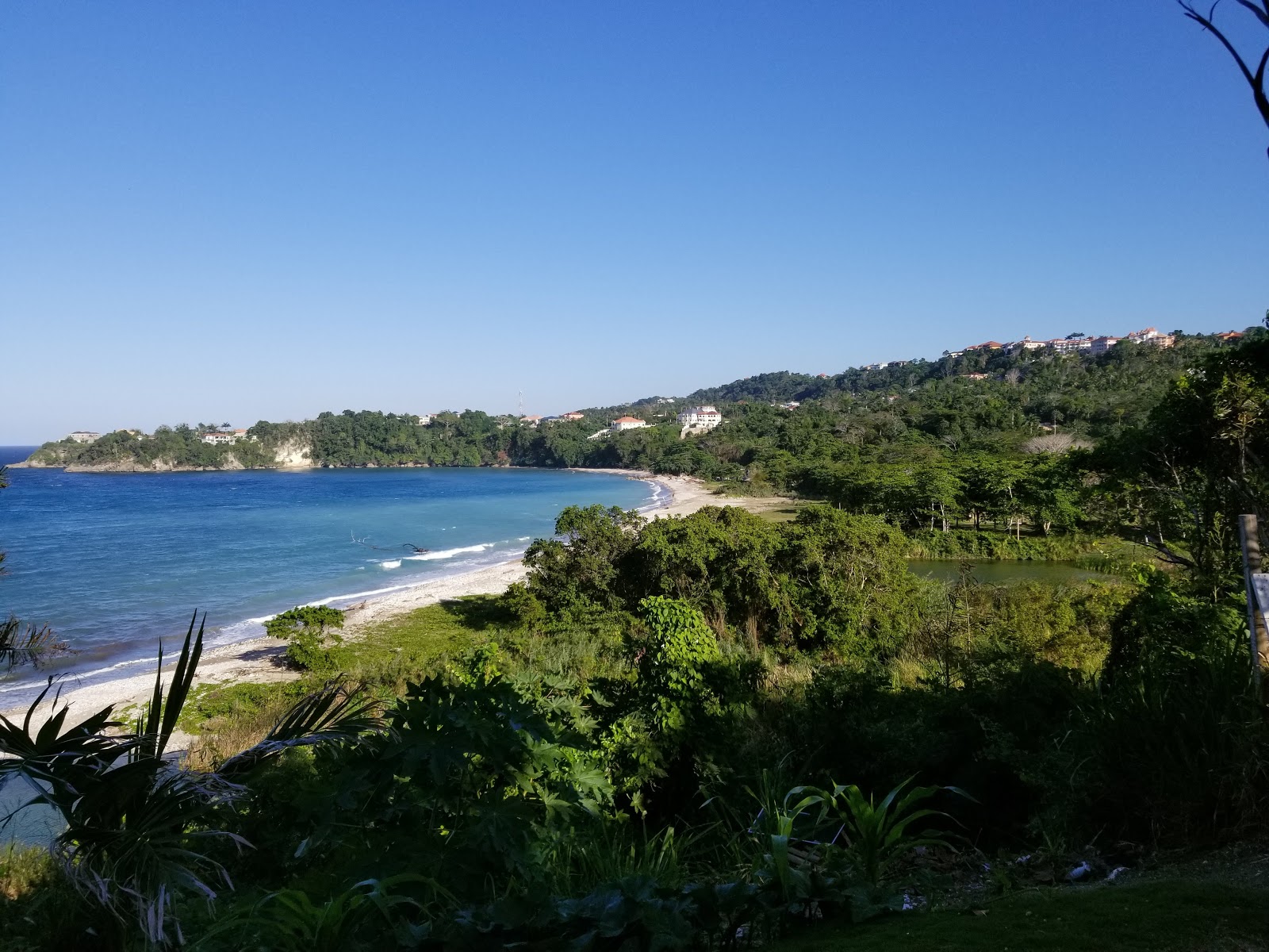 Foto von Rio Nuevo Bay umgeben von Bergen
