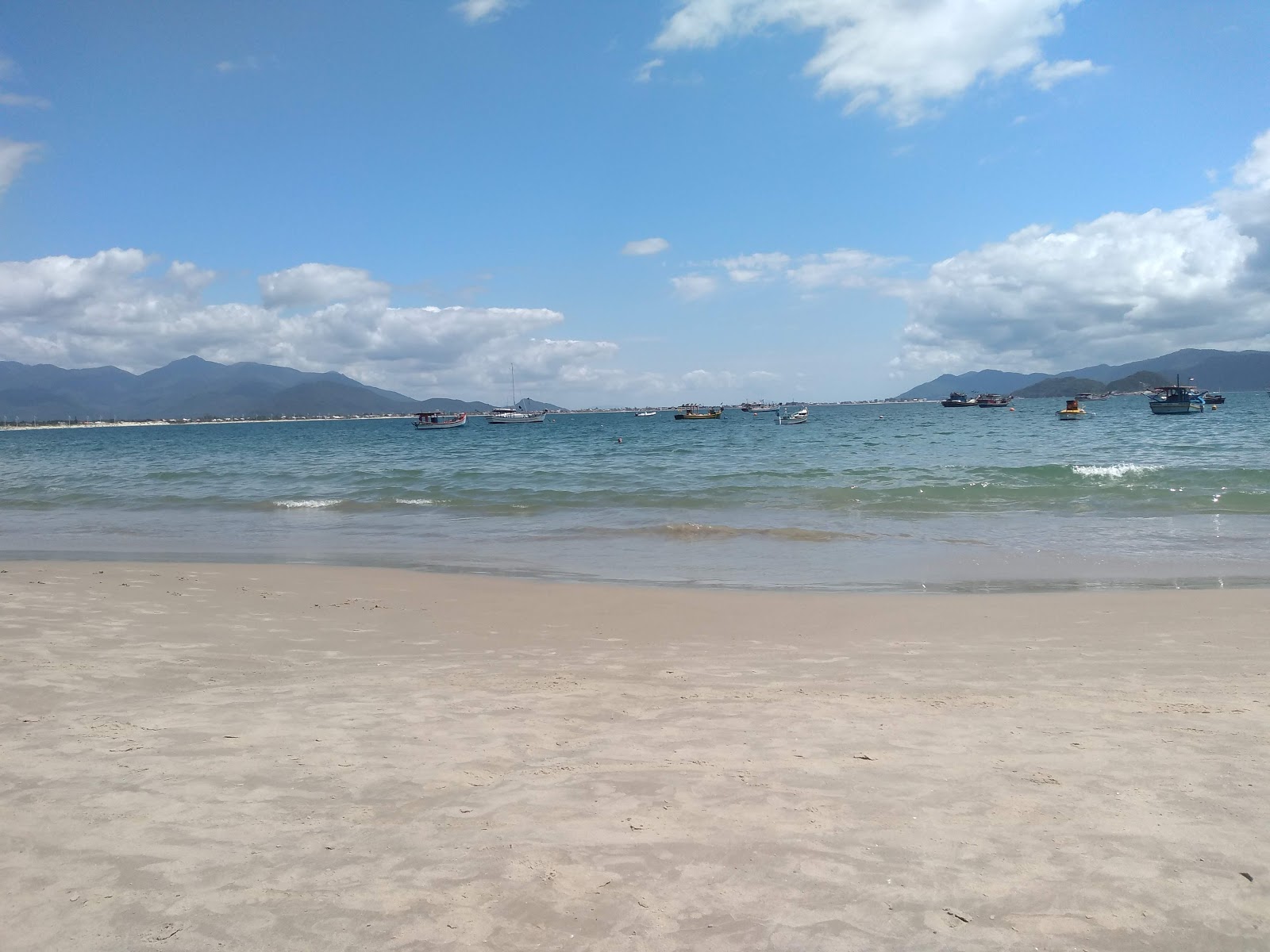 Foto di Praia da Pinheira sorretto da scogliere