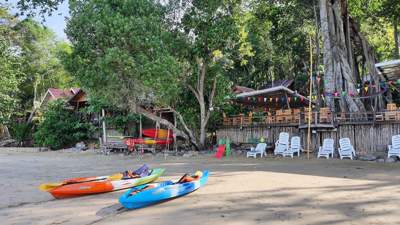 Fotografie cu Koh Jum Beach - locul popular printre cunoscătorii de relaxare