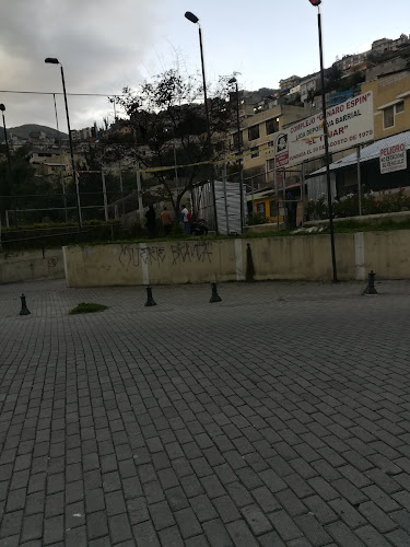 Opiniones de Cancha Deportiva El Tejar en Quito - Campo de fútbol