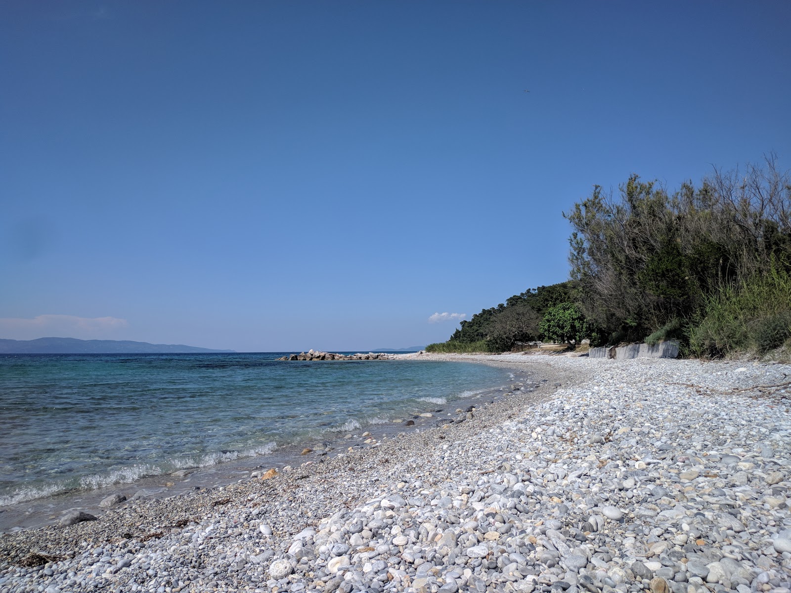 Foto de Punta-Kastri beach com pebble cinza superfície