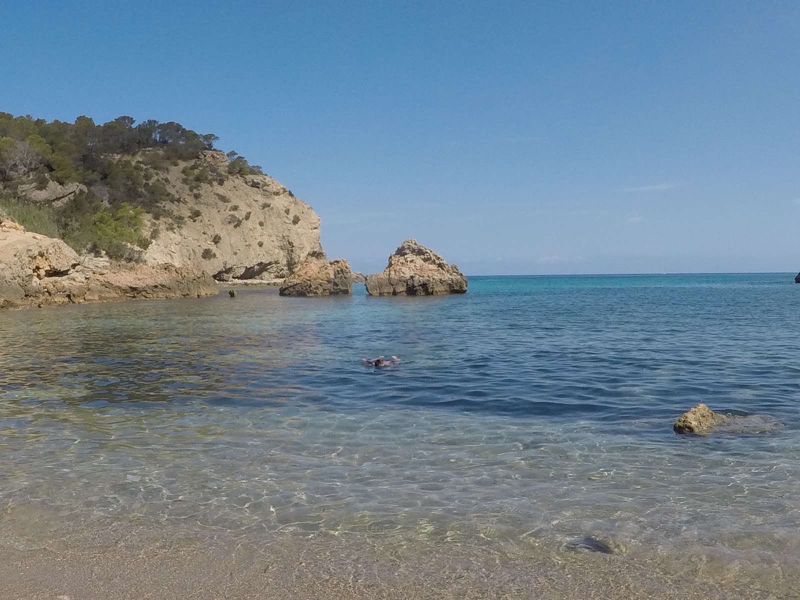 Foto af Playa Cala Xarraca med lav niveau af renlighed