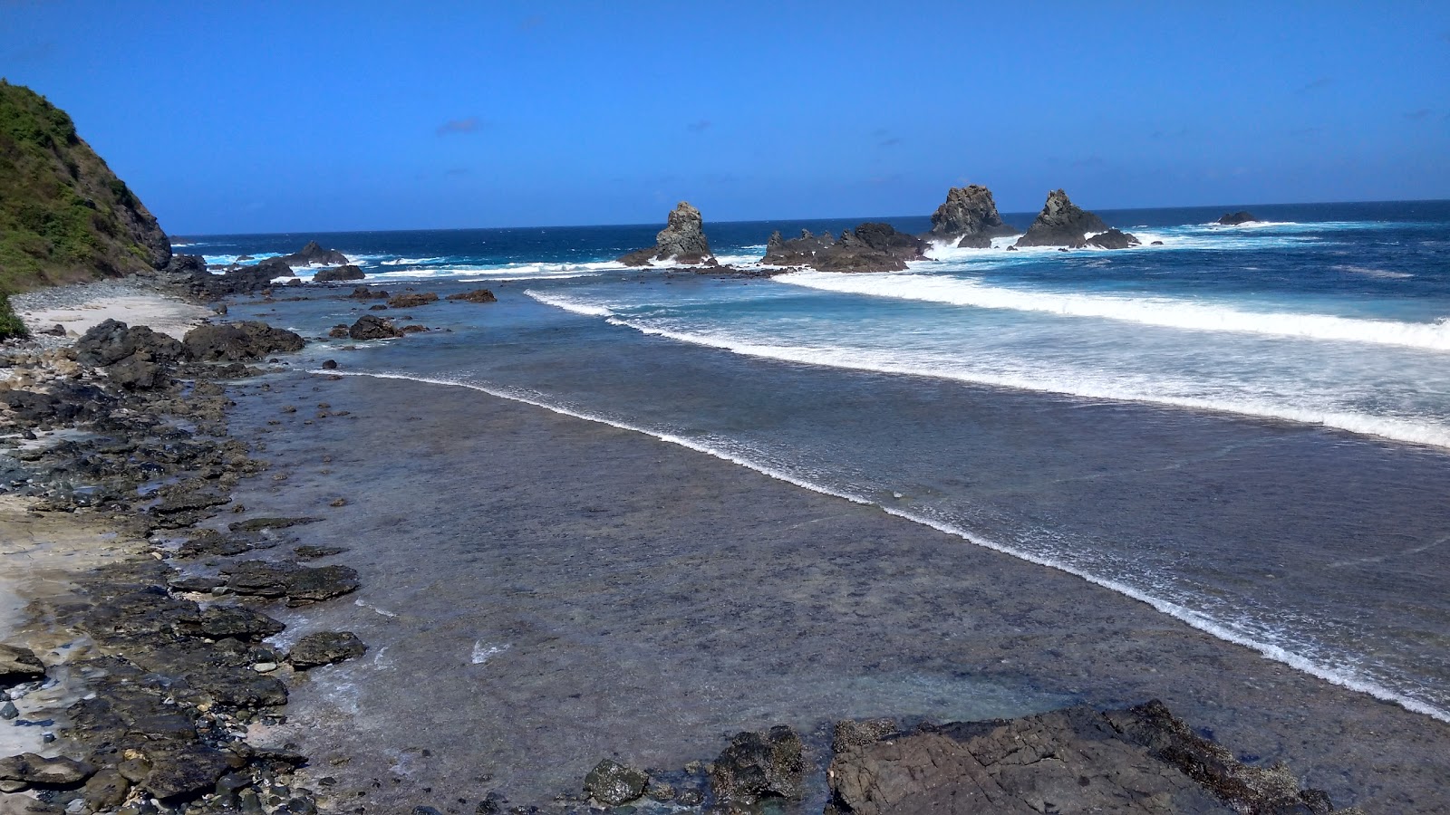Batu Bereng Beach'in fotoğrafı dağlarla çevrili