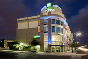 Holiday Inn Express & Suites San Antonio Rivercenter Area, an IHG Hotel image