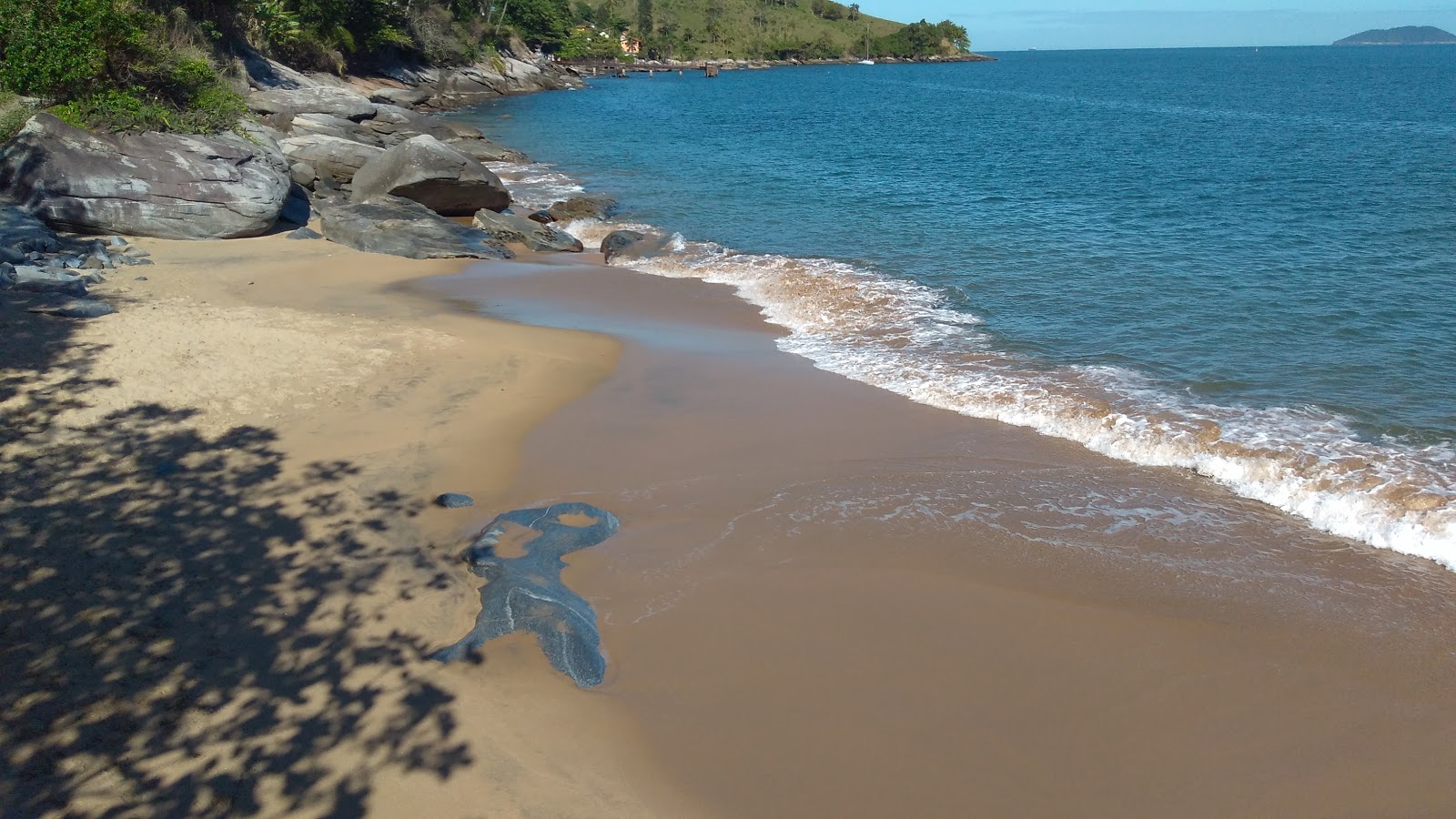 Foto av Praia Brava med turkos rent vatten yta