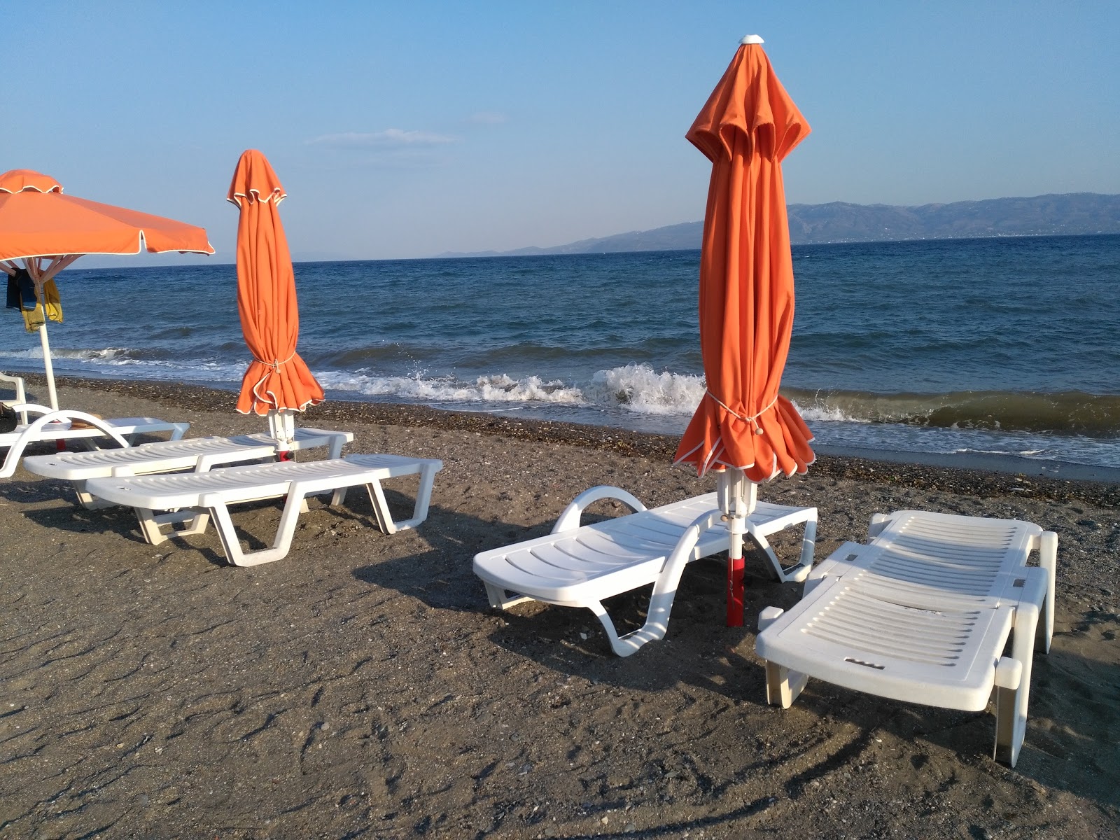 Foto von Amarynthos beach mit grünes wasser Oberfläche