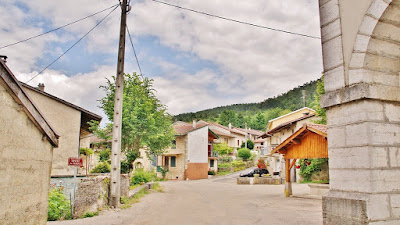 Mairie - salle des fêtes à Challes-la-Montagne