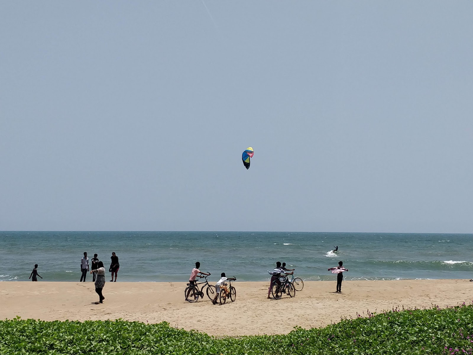 Φωτογραφία του Panaiyur Beach ECR με μακρά ευθεία ακτή