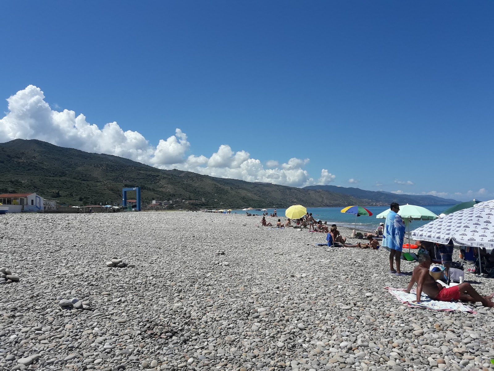 Foto di Spiaggia Monumento di Poeta Morto con una superficie del terreno roccioso