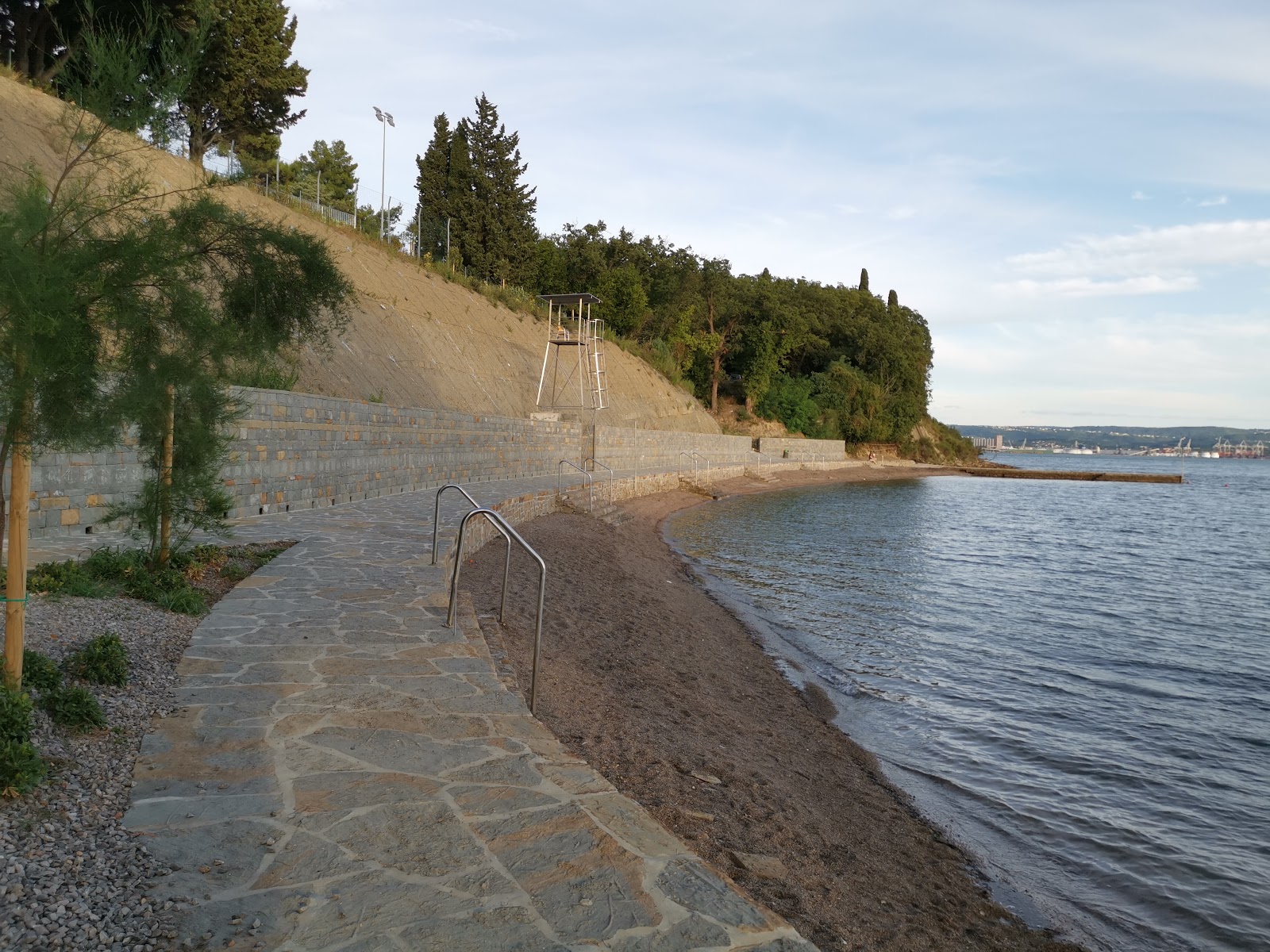 Photo de Debeli rtic beach avec l'eau cristalline de surface