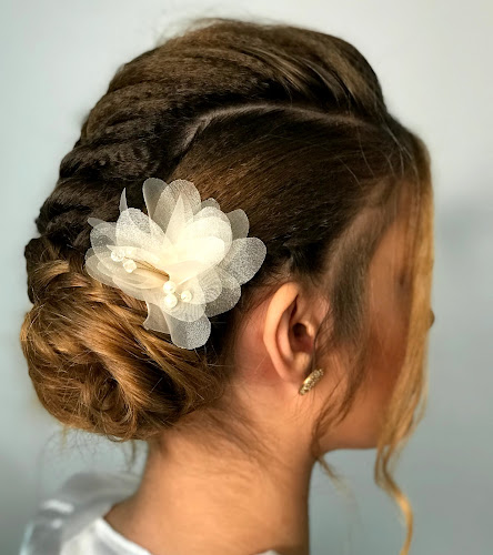 Studio Tânia Ribeiro , Maquiagens E Penteados ! - Salão de Beleza