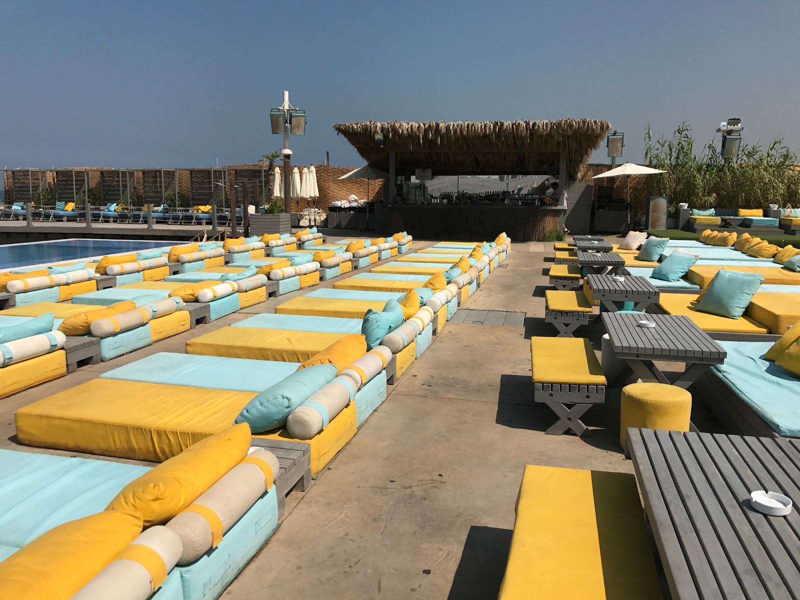 Foto van Iris Beach Club met turquoise water oppervlakte