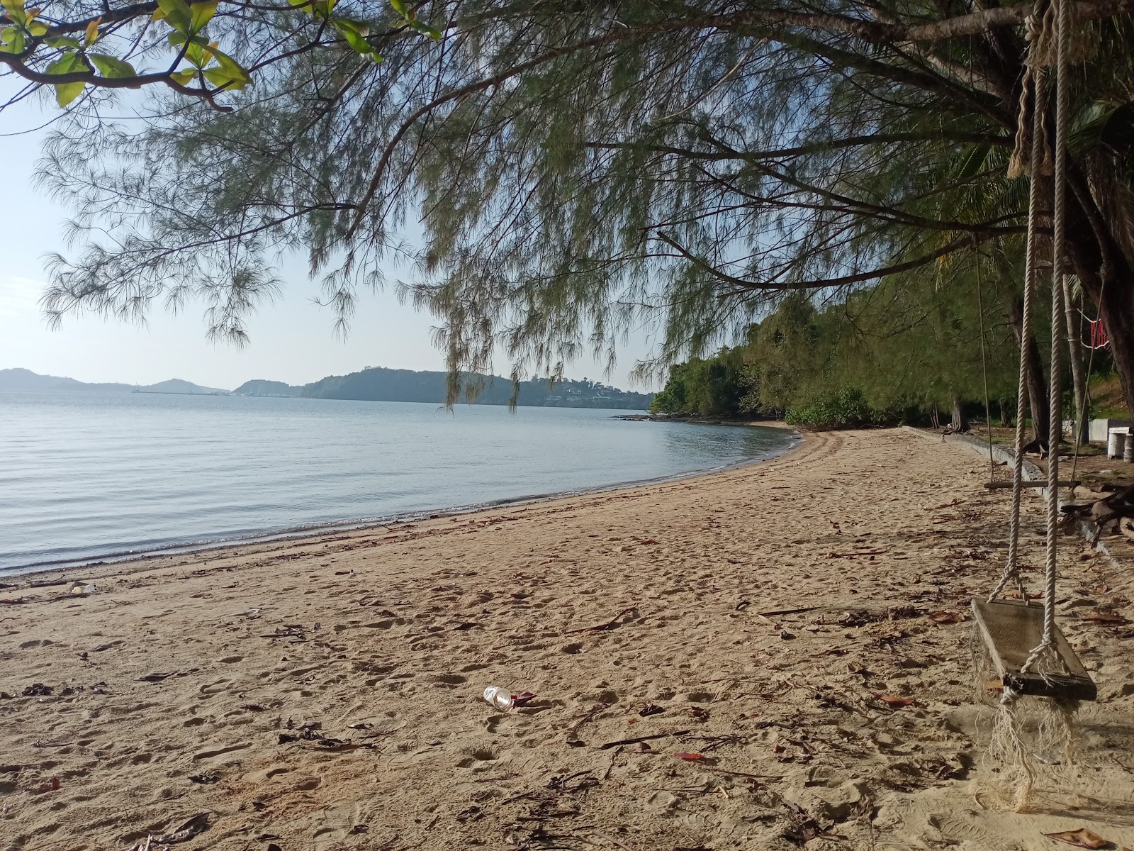 Foto van Supalai Beach met helder zand oppervlakte