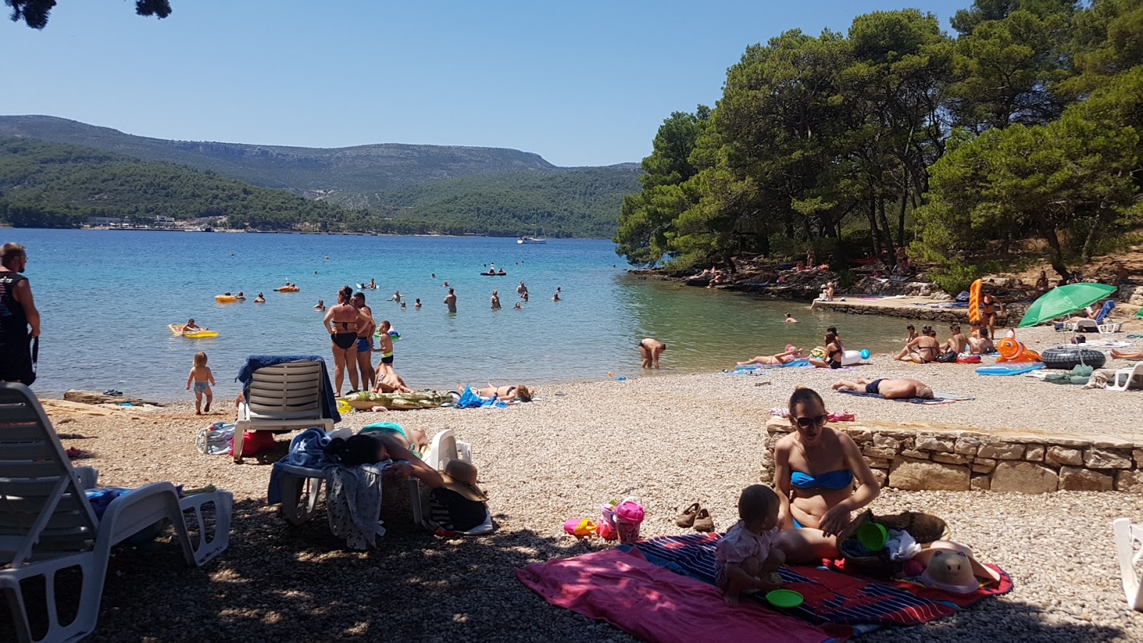 Stari Grad beach的照片 带有碧绿色纯水表面