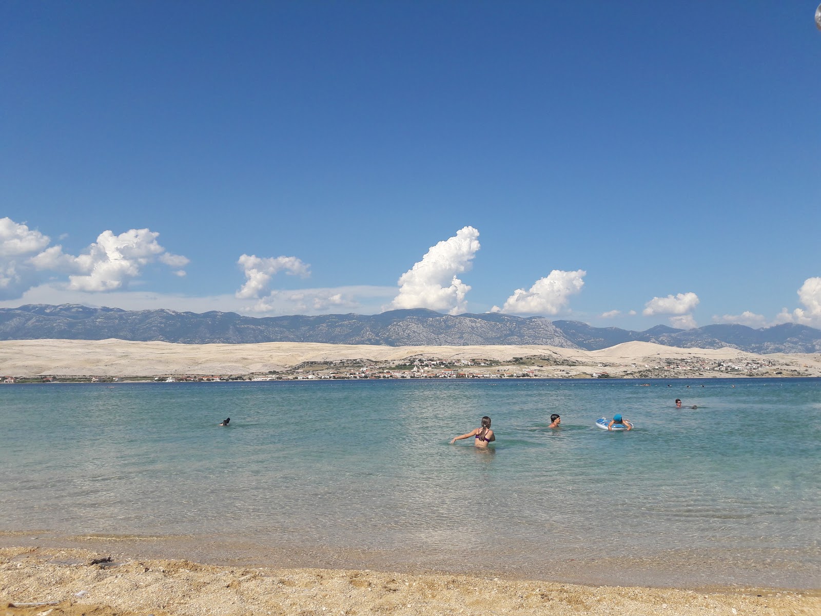 Kustici beach的照片 带有碧绿色纯水表面