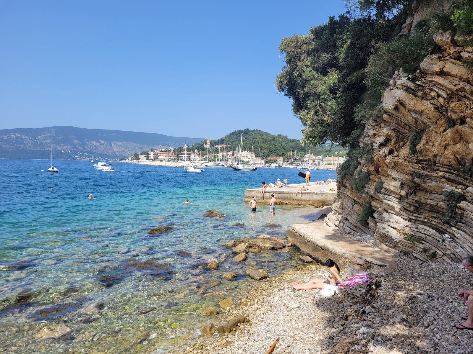 Lalovina Beach'in fotoğrafı düz bir kıyı şeridi ile birlikte