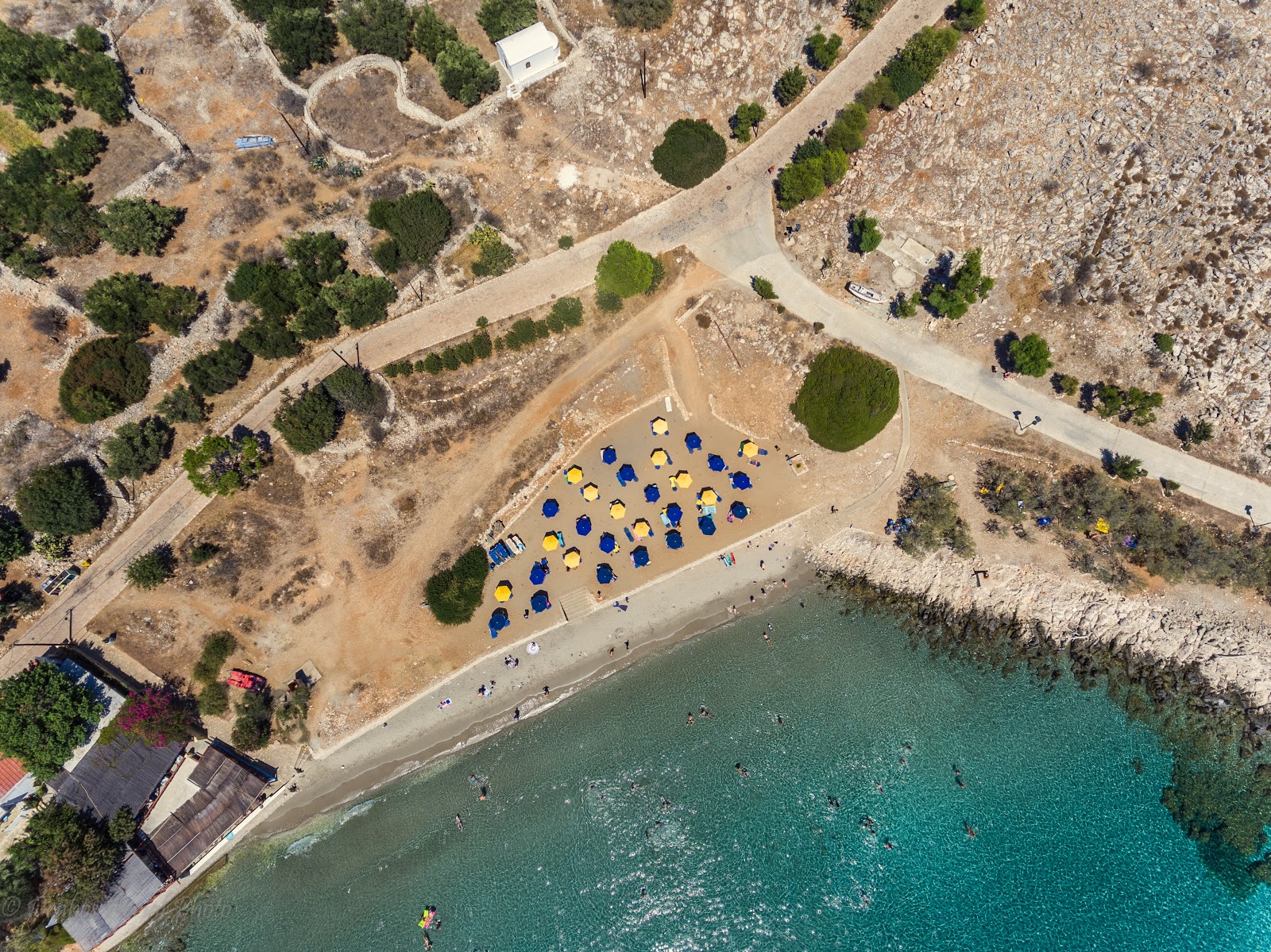 Foto van Paralia Ftenagia II met helder zand & rotsen oppervlakte