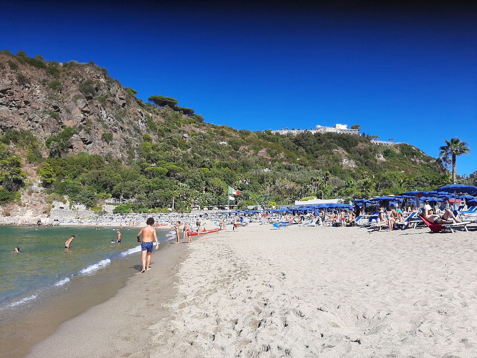 Foto de Praia de San Montano área parcialmente resortada