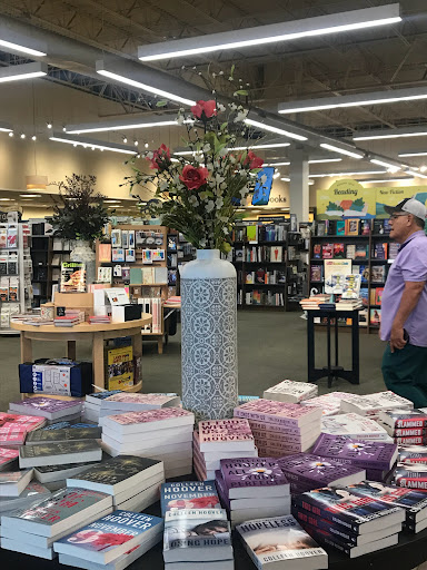 Book Store «Barnes & Noble Booksellers El Paso/Fountains at Farah», reviews and photos, 8889 Gateway Blvd W #120, El Paso, TX 79925, USA