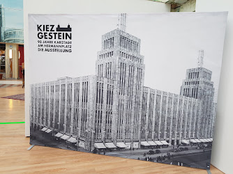 Ausstellung über die Geschichte des Karstadt-Gebäudes von Kiezgestein