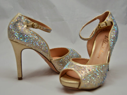 Shoe Store «Reyers Shoe Store», reviews and photos, 40 S Water Ave, Sharon, PA 16146, USA