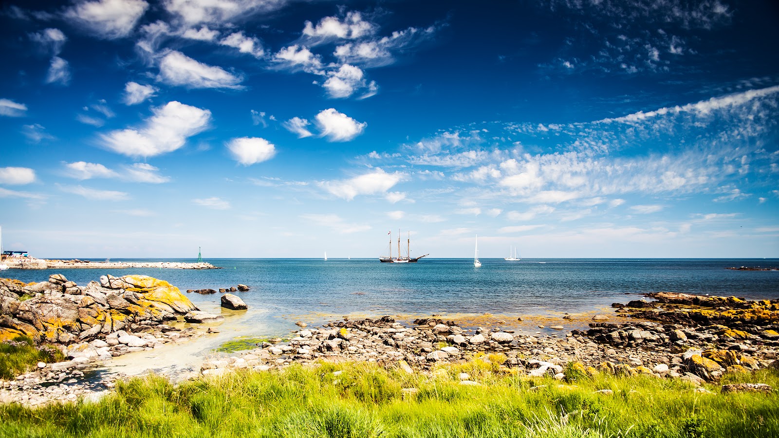 Foto de Svaneke Gamle Fyr Beach con playa recta