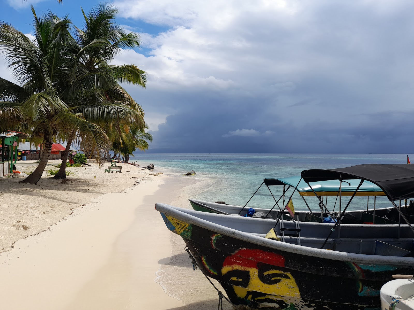 Foto van Niadub Island beach voorzieningenruimte