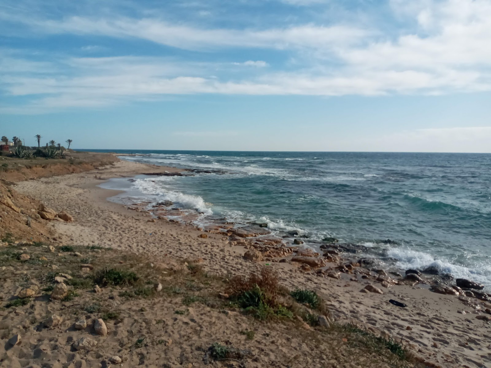 Valokuva Maamoura Plage IIista. pinnalla kirkas hiekka:n kanssa