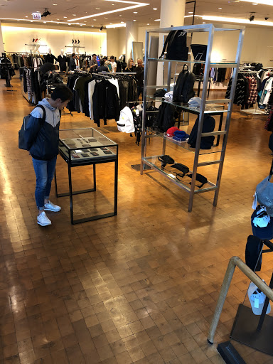 Department Store «Barneys New York, Chicago», reviews and photos, 15 E Oak St, Chicago, IL 60611, USA