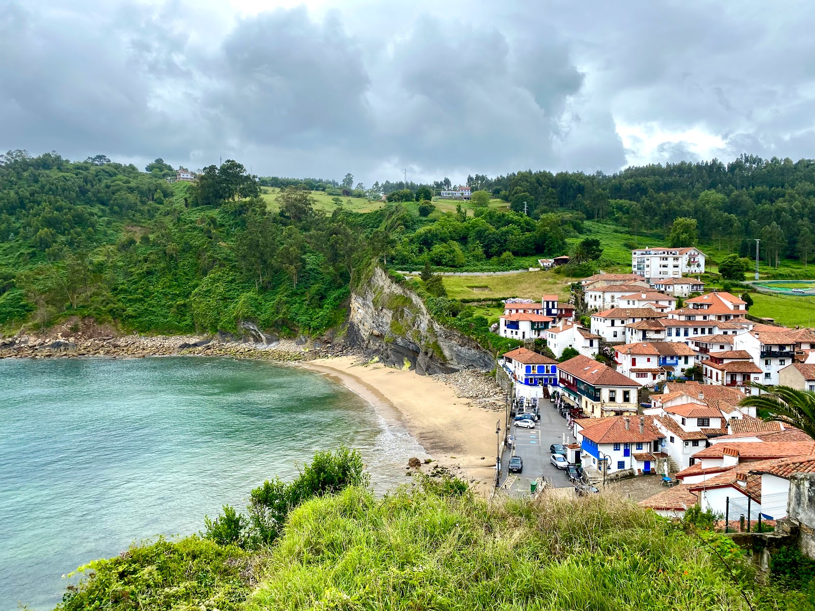 Tazones beach'in fotoğrafı mavi saf su yüzey ile