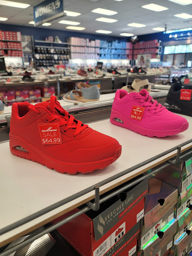 Shoe Store «SKECHERS Factory Outlet», reviews and photos, 3030 E 9th St, Oakland, CA 94601, USA