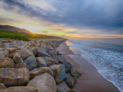 Foto von Pier Shoals Beach von Klippen umgeben