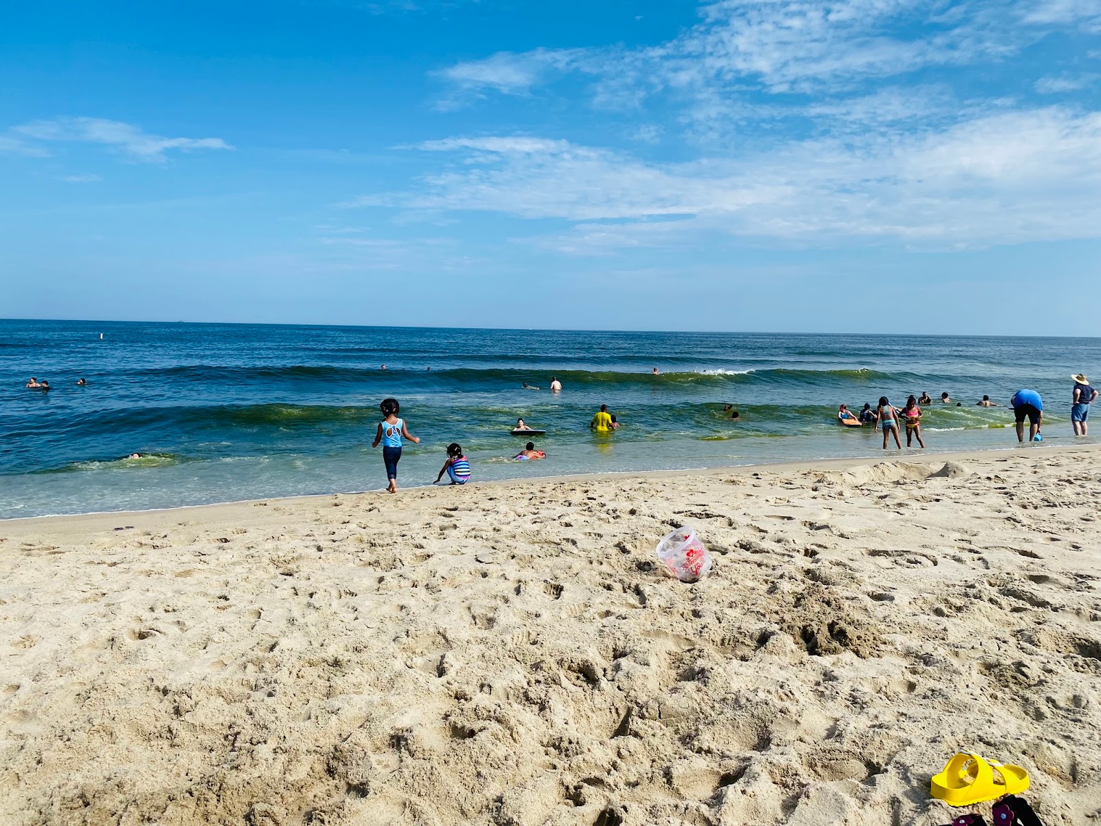 Valokuva Sandy hook beachista. pinnalla turkoosi puhdas vesi:n kanssa