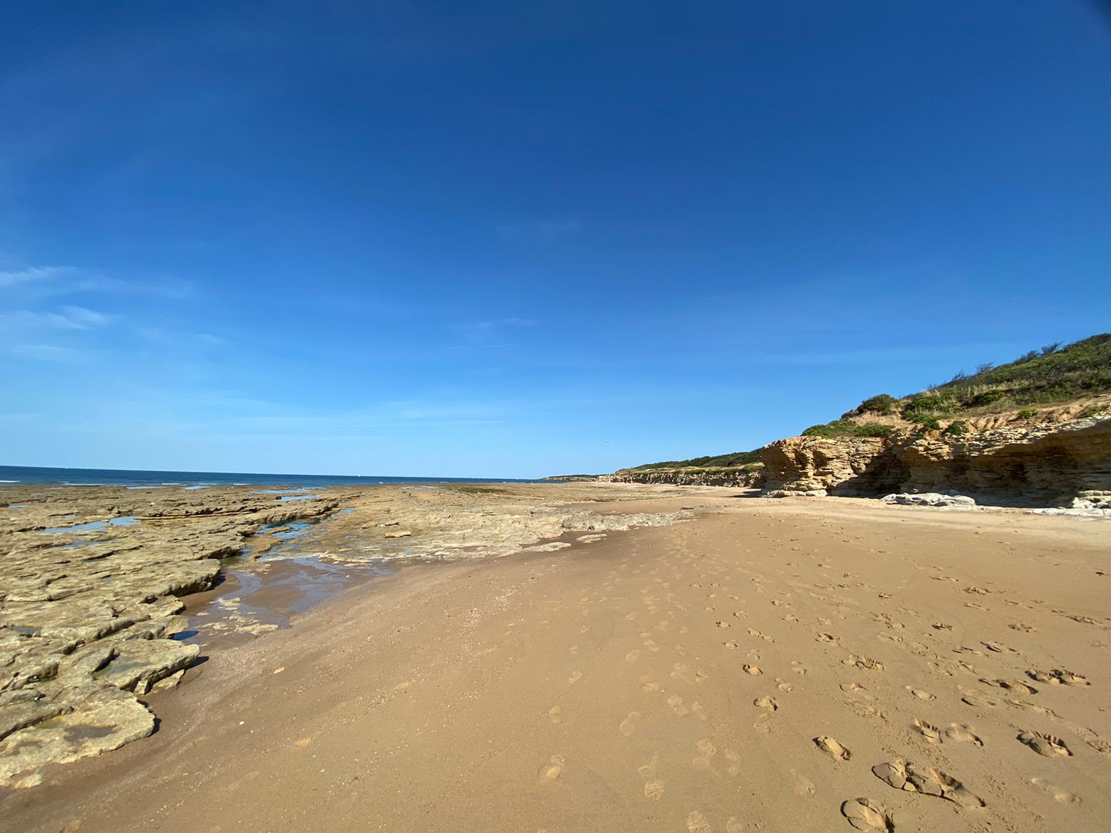 Foto de Ragounite beach com areia clara e rochas superfície