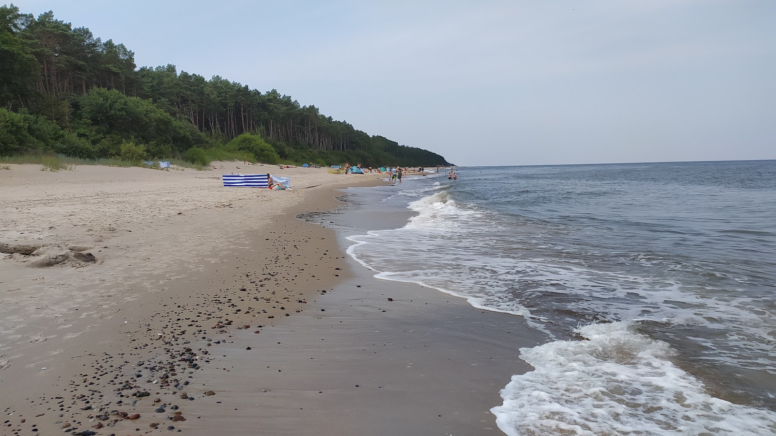 Foto di Radawka Beach con una superficie del acqua cristallina