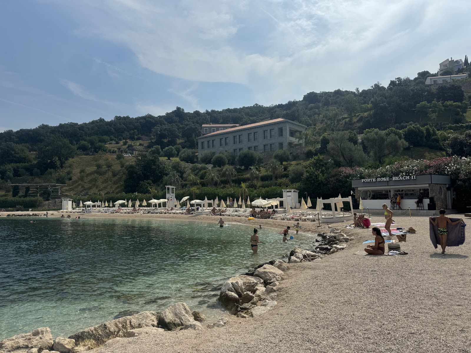 Foto von Forte Rose Beach mit kleine, beiger kiesel Oberfläche