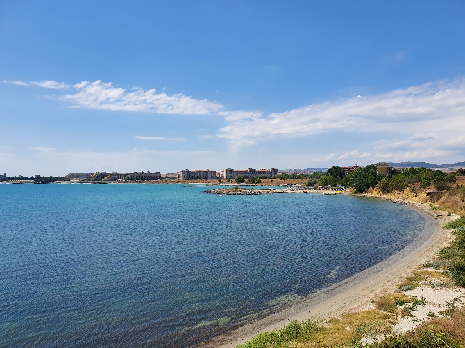 Foto av Aheloy beach omgiven av berg