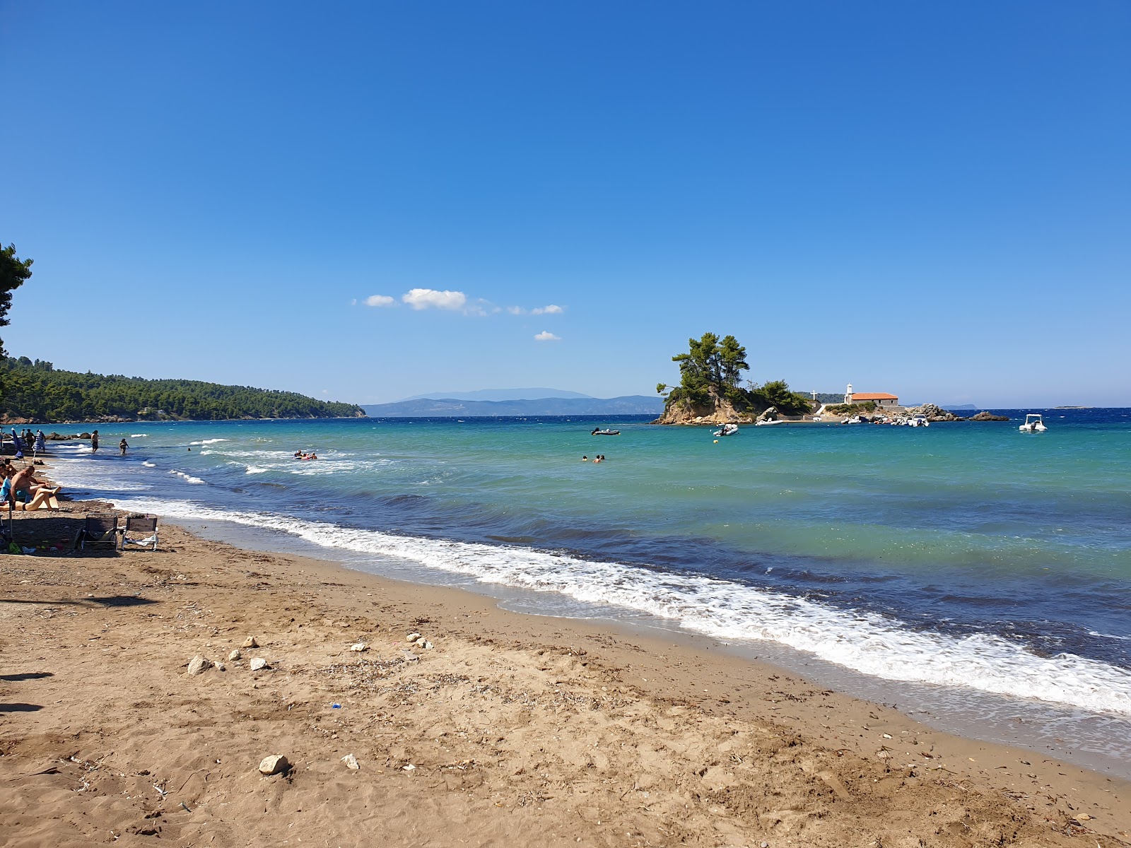 Foto af Elinika beach med medium niveau af renlighed