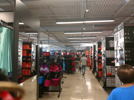 Clothing Store «Nike Factory Store», reviews and photos, 11211 120th Ave #80, Pleasant Prairie, WI 53158, USA