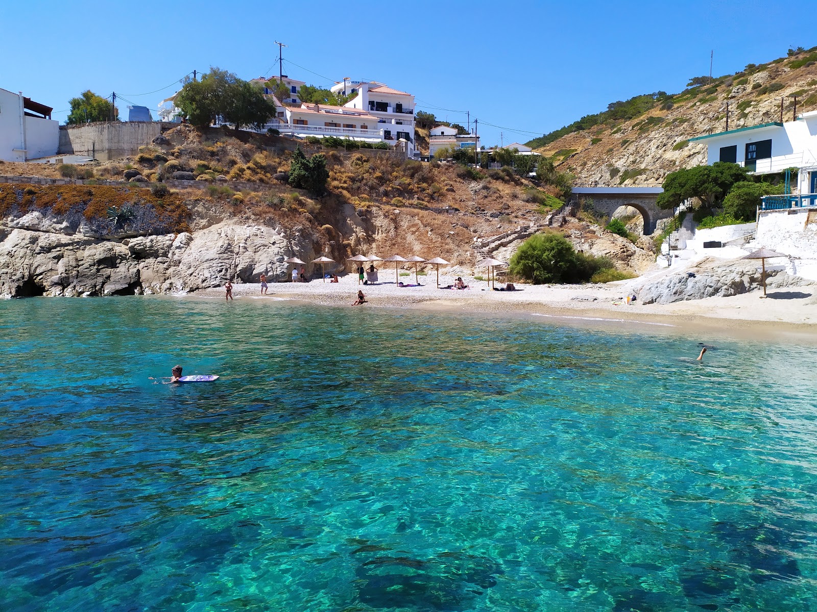 Foto von Armenistis beach II und die siedlung