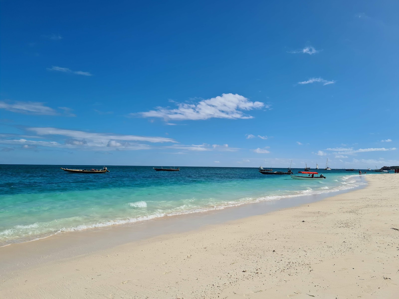 Foto von Kendwa Public Beach mit feiner weißer sand Oberfläche