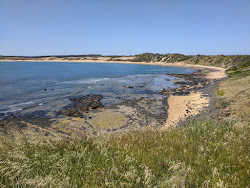 Photo de Flynns Beach protégé par des falaises