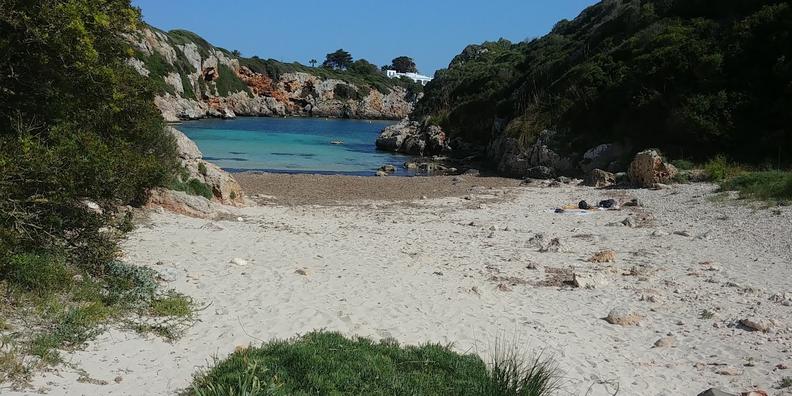 Photo of Cala de Biniparratx with partly clean level of cleanliness