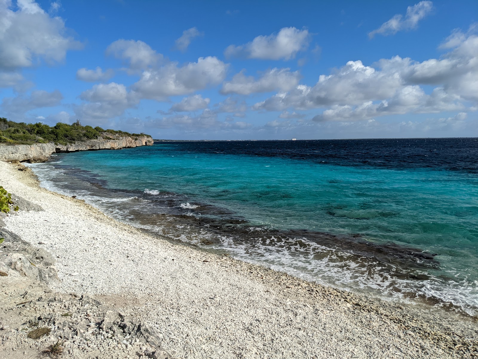 Foto de Ol' Blue Beach con guijarro blanco superficie