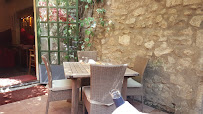 Atmosphère du Restaurant de spécialités provençales Ou Ravi Prouvencau à Maussane-les-Alpilles - n°6