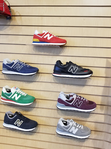 Shoe Store «New Balance Chicago», reviews and photos, 2369 N Clark Street, Chicago, IL 60614, USA