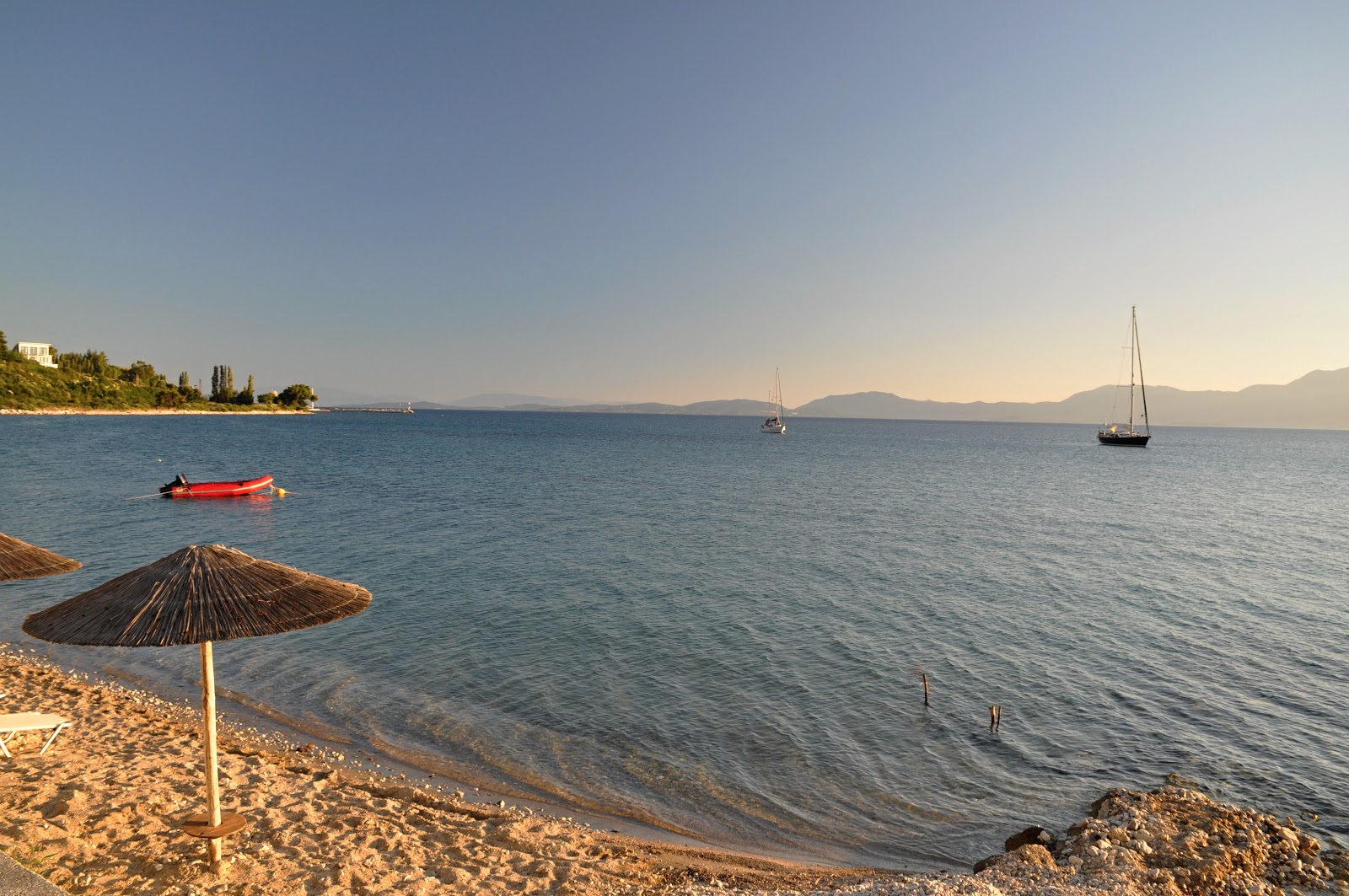 Foto von Pine Beach mit schwarzer sand&kies Oberfläche