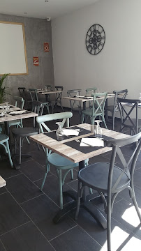 Atmosphère du Restaurant Brasserie Le HK à Saint-Laurent-des-Arbres - n°2