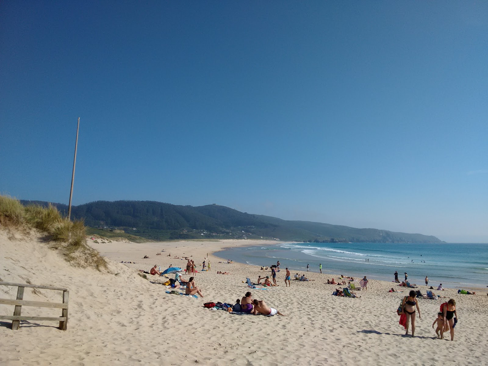 Fotografie cu Praia de Doninos cu o suprafață de apă pură albastră